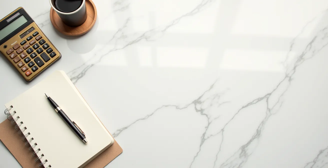 Bureau moderne épuré avec calculatrice et stylo plume