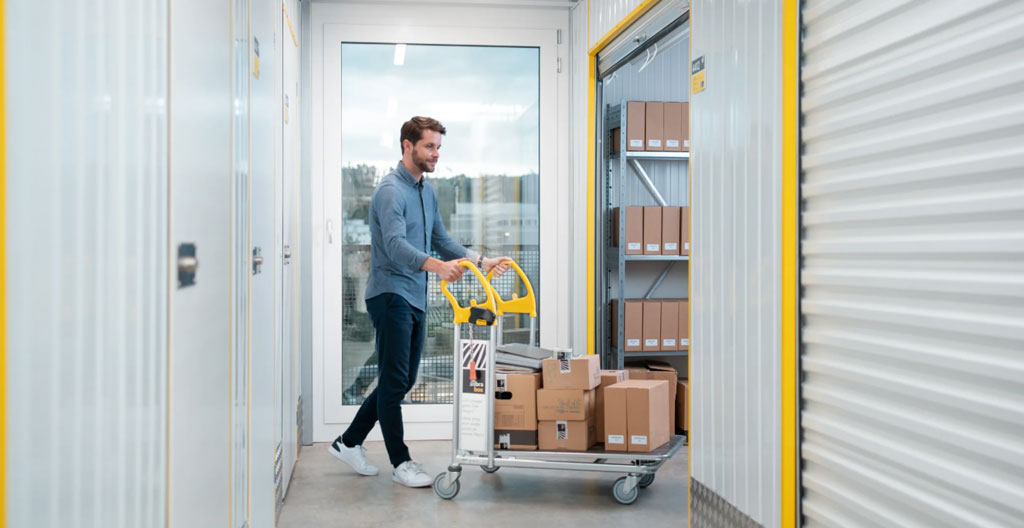 Dressing moderne de 5m² avec système d'étagères blanches remplies de rangements organisés, éclairage naturel, illustration de la capacité de stockage